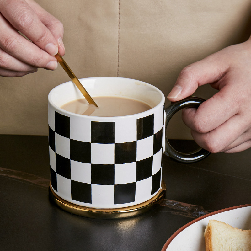亿嘉陶瓷马克杯带盖带勺大容量创意咖啡杯牛奶杯办公室水杯[棋盘格马克杯带盖勺]