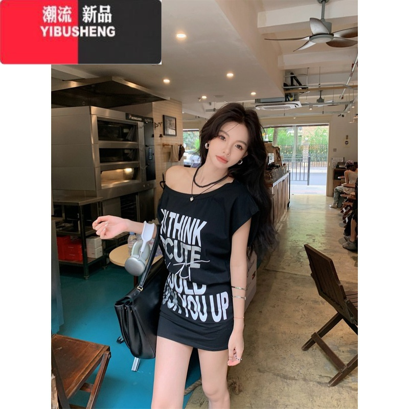 YIBUSHENG美式辣妹字母印花斜肩连衣裙女季设计感收腰包臀裙短裙