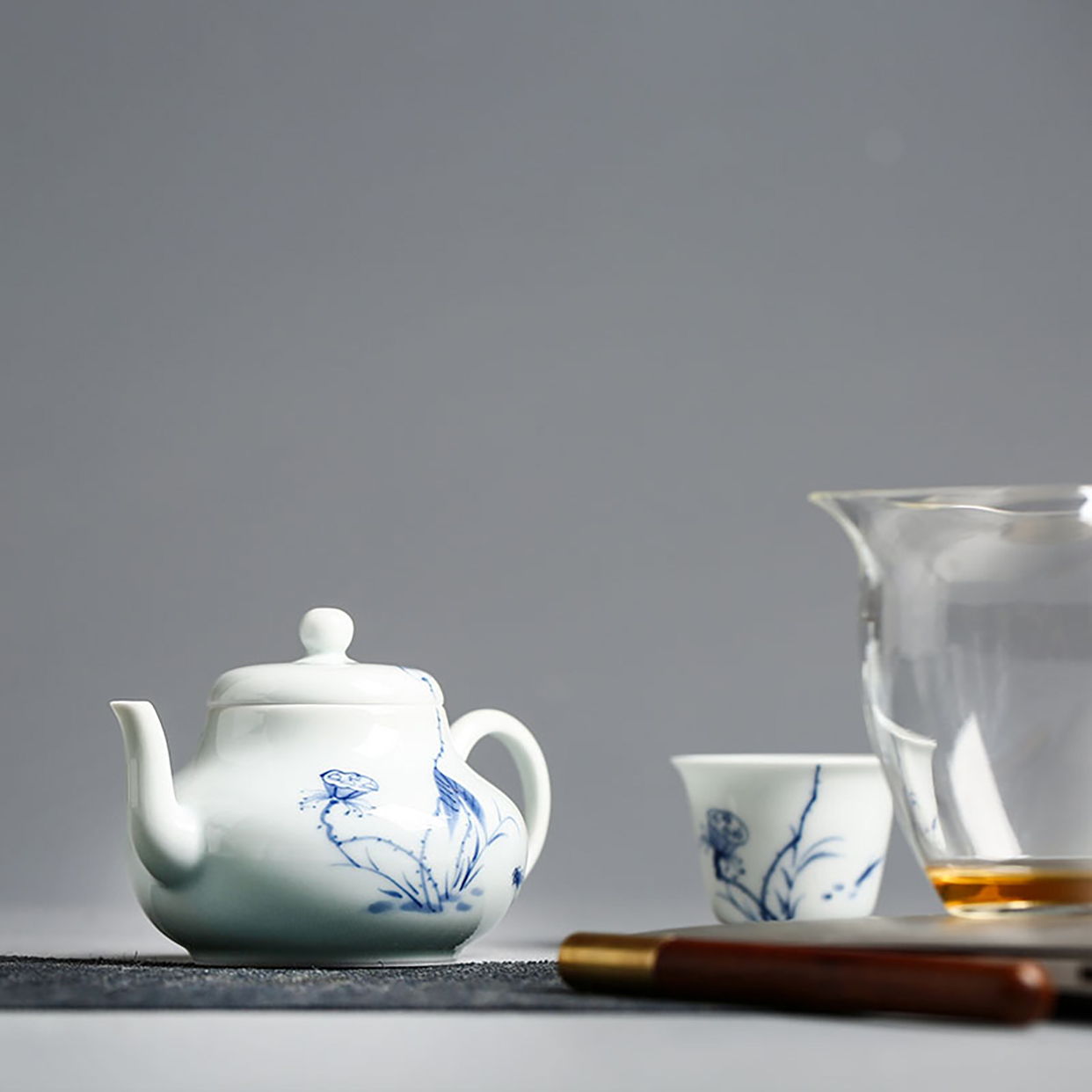 昌南 陶瓷手绘青花茶具套装一壶四杯一公道杯精致六头 鱼嬉莲间