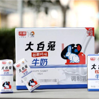 9月生产 光明大白兔牛奶200ml*12盒整箱网红奶糖风味儿童营养早餐牛奶儿时童年回忆