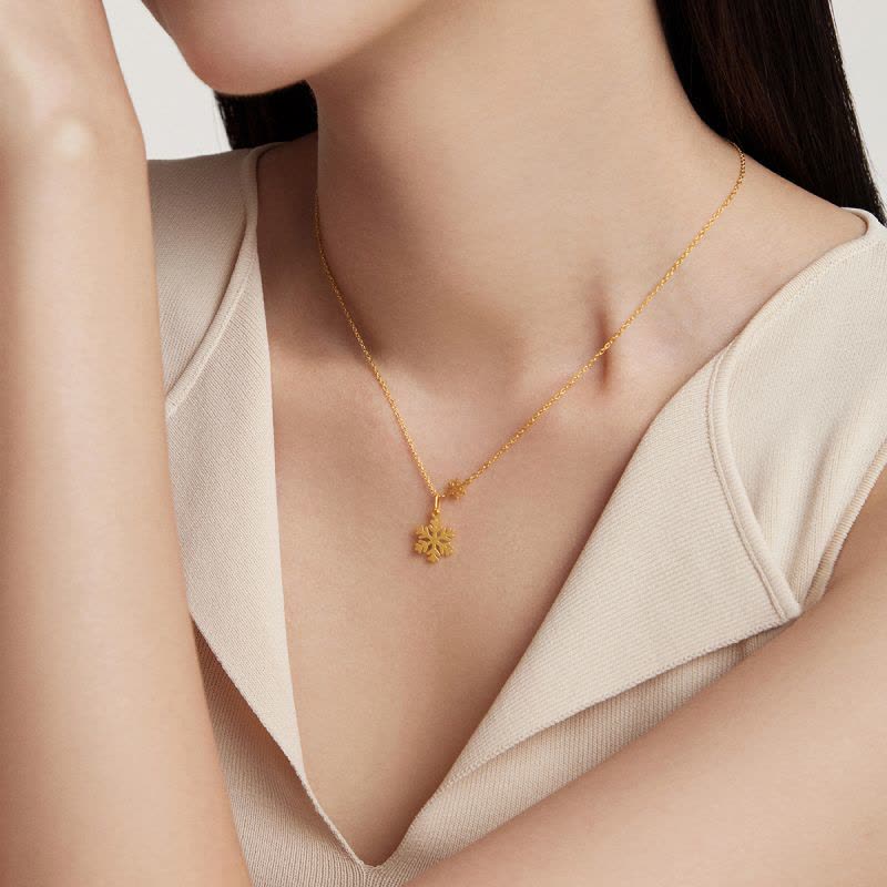 周大福闪闪小雪花足金黄金吊坠项链女款计价(工费:420元)EOF553精选图片