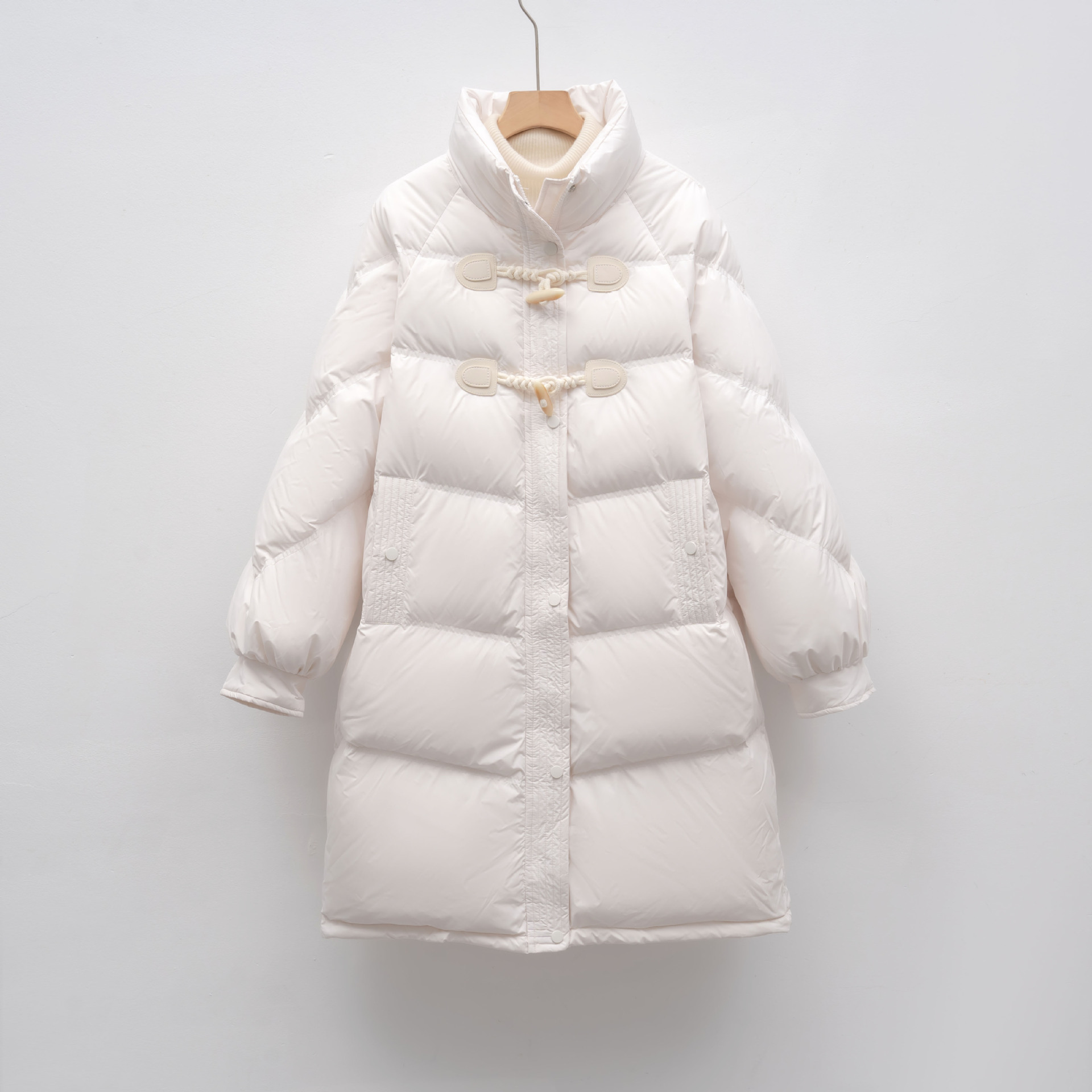 羽绒服宽松白鸭绒牛角扣女新款冬季保暖加厚外套中长款潮 白色 M