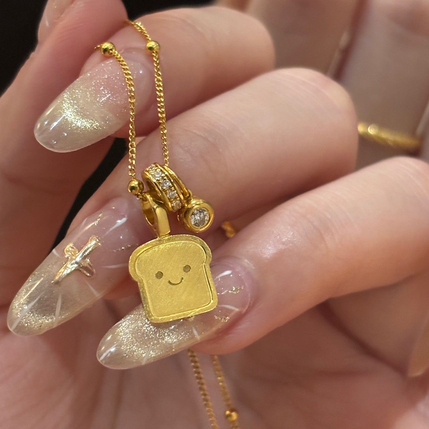 周大福ING系列吐司小面包黄金吊坠计价F237908(不含跑环小气泡)高清大图