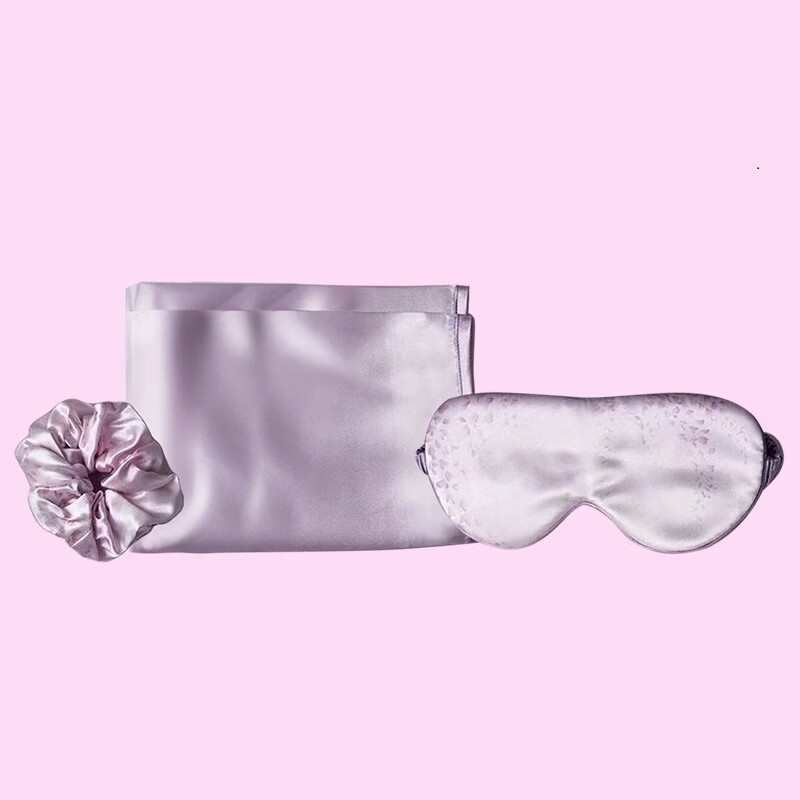 丝语棠 紫定绽放畅游九件套(礼盒配制:1.时尚单肩包*1;2.遮光眼罩*1;3.丝缎枕套*1;4.蔻斯汀樱桃花瓣沐浴露高清大图