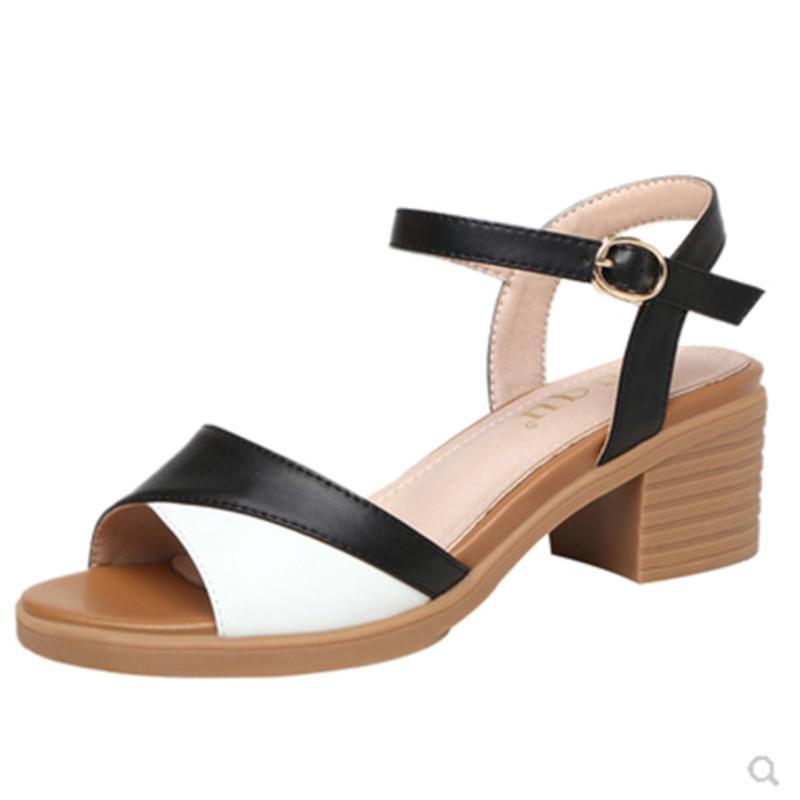 真软皮凉鞋女夏季新款女士粗跟防滑中跟鱼嘴休闲百搭一字扣妈妈鞋棕白