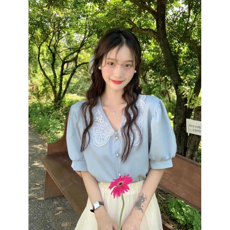 ~复古蕾丝娃娃领灯笼袖别致上衣图片