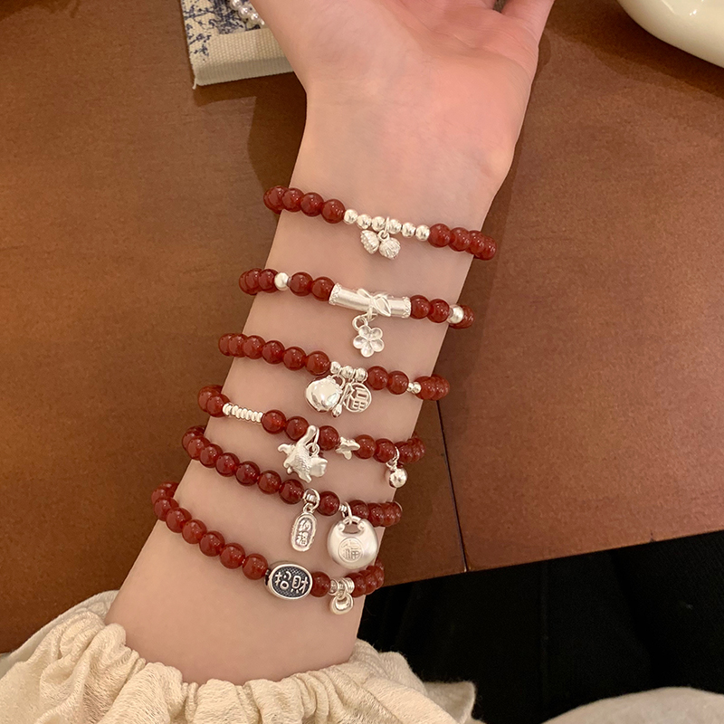 花朵福牌天然红玛瑙手串女款高级感显白手链轻奢小众精致配饰送女朋友老婆情人节七夕生日礼物