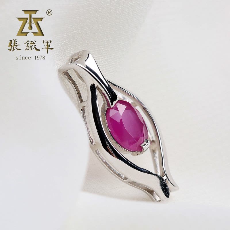 张铁军粉红宝石刚玉18K金镶嵌红宝石吊坠双手环抱友爱1.56克拉图片