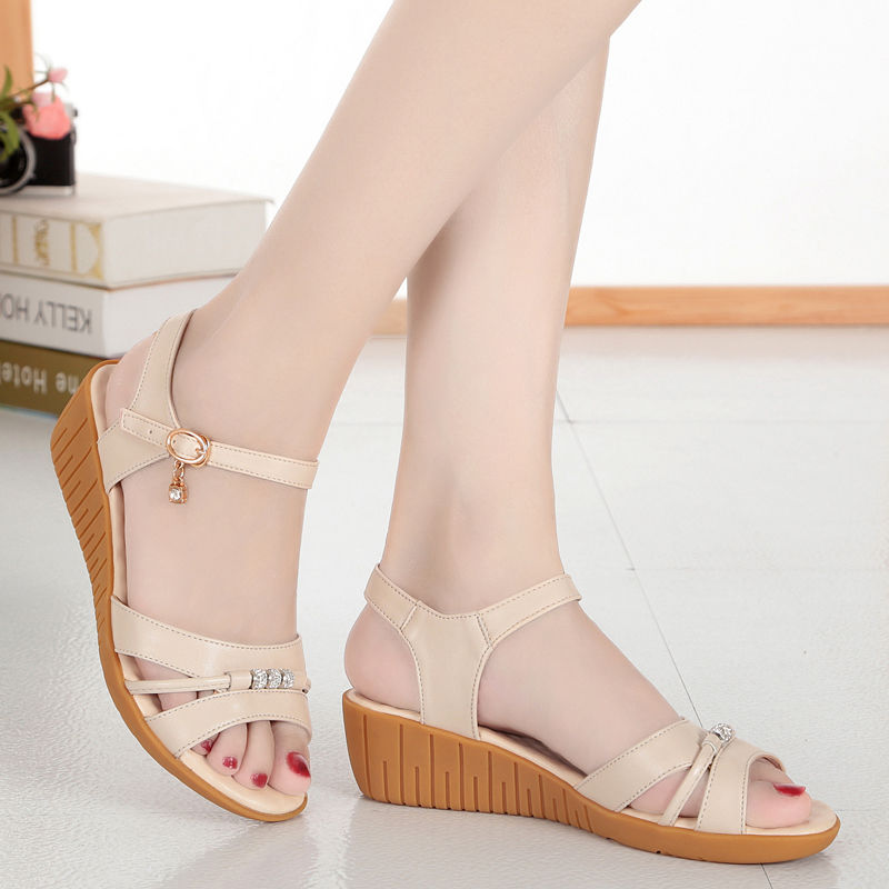 软皮新款夏季凉鞋女平底坡跟女士防滑中年妈妈大码女鞋