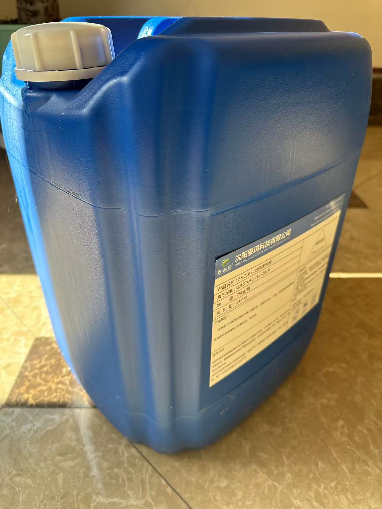 本剂是不含酸的新型铝件强力清洁剂,对铝材安全、无害,能迅速彻底清除铝件表面和空调盘管上的氧化层、锈斑等。高清大图