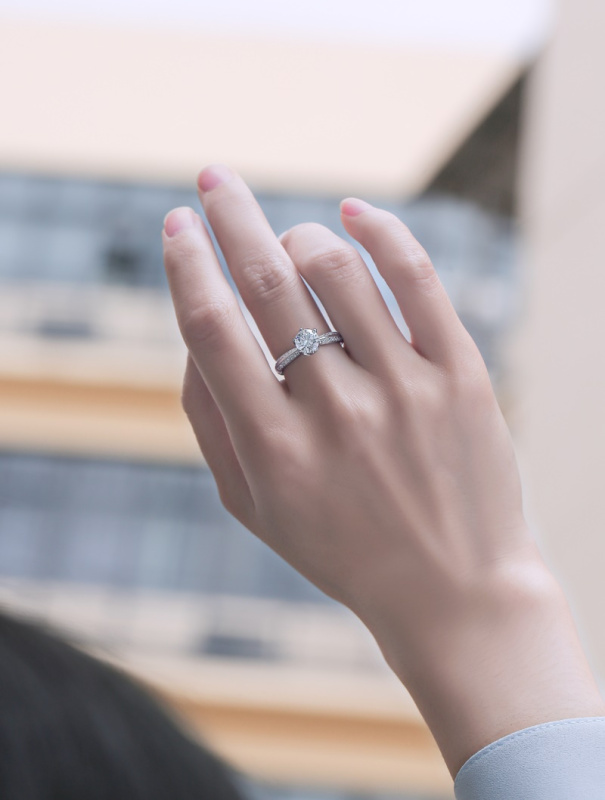 玖钻珠宝 925 银莫桑石戒指 微镶六爪梅花切口轻奢钻戒R4149高清大图