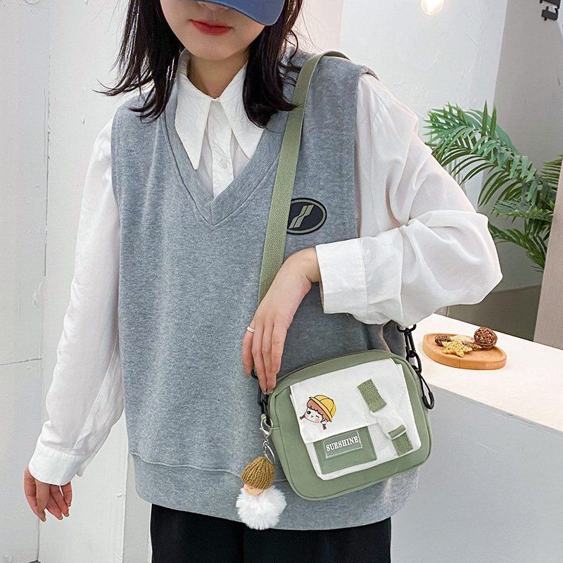 ins日系可爱少女单肩包斜挎包包女2021新款潮百搭学生帆布小挎包 黑标白色[尼龙面料] 只发腮红熊挂件[无背包]
