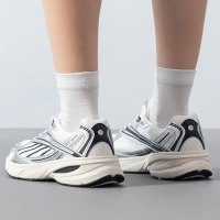 特步小巴斯克丨休闲鞋女鞋新款轻便运动鞋网面透气复古跑鞋876318320004 ZP