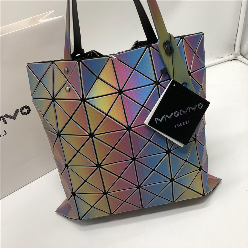 菱格三宅世家(MVO MVO LGSZSJ)新款六格菱格几何镭射购物袋女彩虹魔幻紫手提单肩包