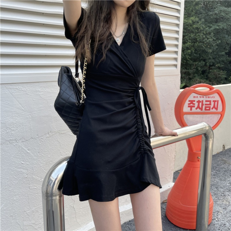黑色V领连衣裙女夏季2021新款甜辣妹设计感小个子气质修身短裙子_黑色_均码