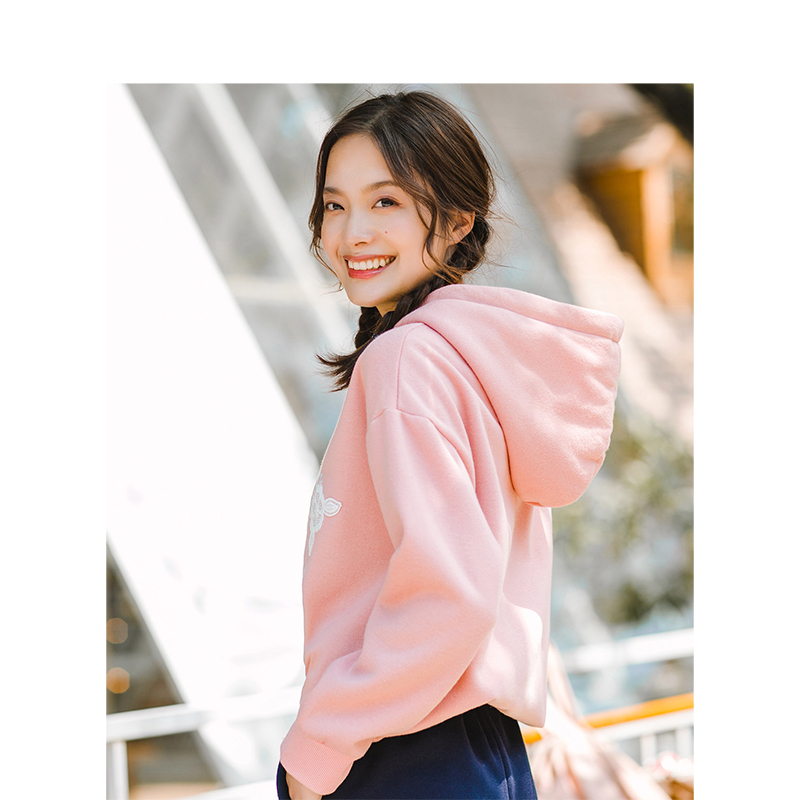 茵曼冬装新款连帽文艺绣花宽松时尚加绒卫衣女