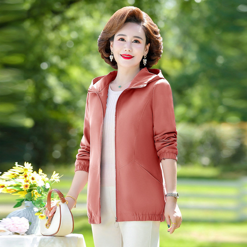 妈妈春秋装连帽外套洋气休闲宽松上衣中老年女装纯色夹克短款风