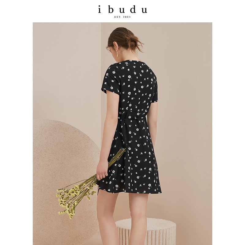 伊布都ibudu2020夏季新款V领花朵印花腰带荷叶边连衣裙