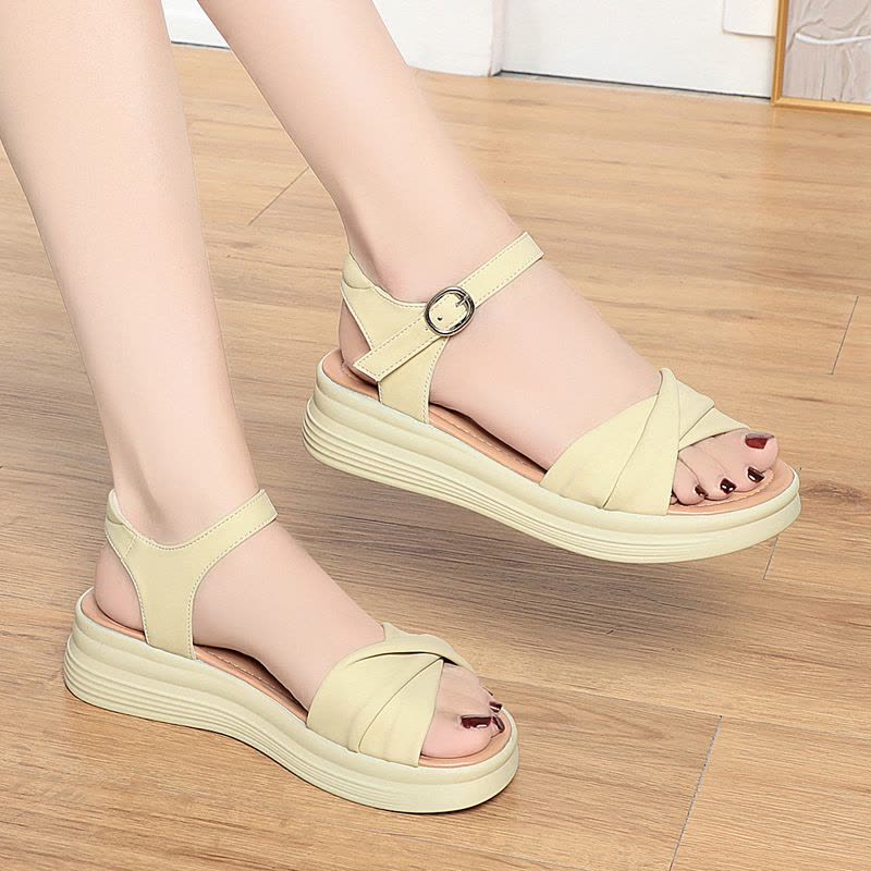 新款女士一字扣凉鞋软皮软底时尚百搭潮流女鞋夏季中空厚底凉鞋图片