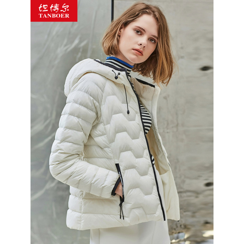 坦博尔羽绒服女短款2019新款轻薄连帽时尚运动秋冬装外套TB19328