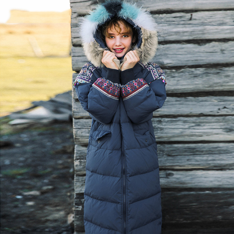 裂帛秋季新款连帽带毛时尚刺绣保暖拉链襟口袋长款羽绒服视频