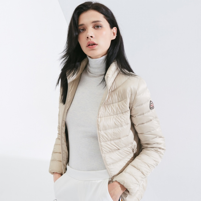 波司登女时尚简约立领轻薄蓄热短款通勤羽绒服