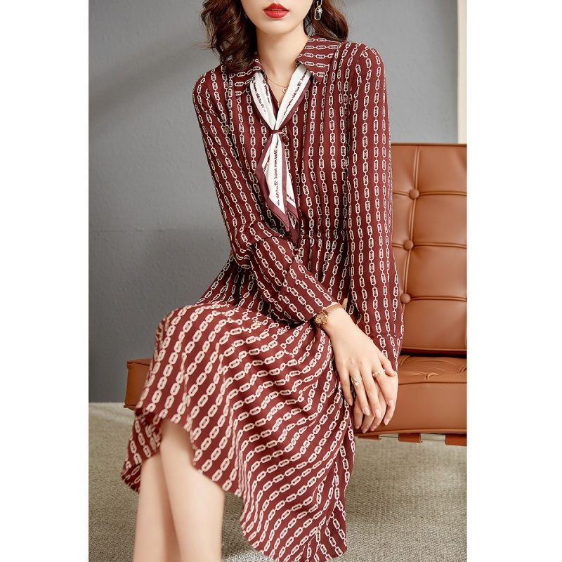 ounixue欧昵雪锁环印花裙春秋轻奢名媛风橡筋裙腰可拆卸丝巾连衣裙女