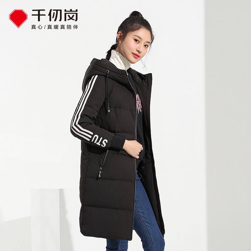 千仞岗2019新品时尚运动羽绒服女中长款连帽条纹学院风外套