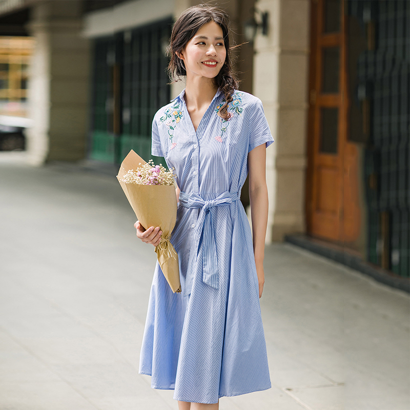 茵曼女装夏装新款纯棉清新条纹绣花翻领腰带连衣裙女