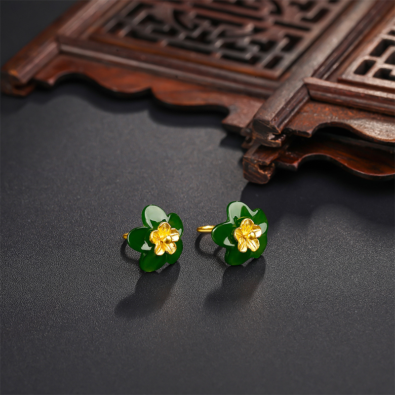 周六福(ZHOULIUFU)傲梅金镶玉耳饰 黄金镶和田碧玉弯勾耳钉 AAYB092698