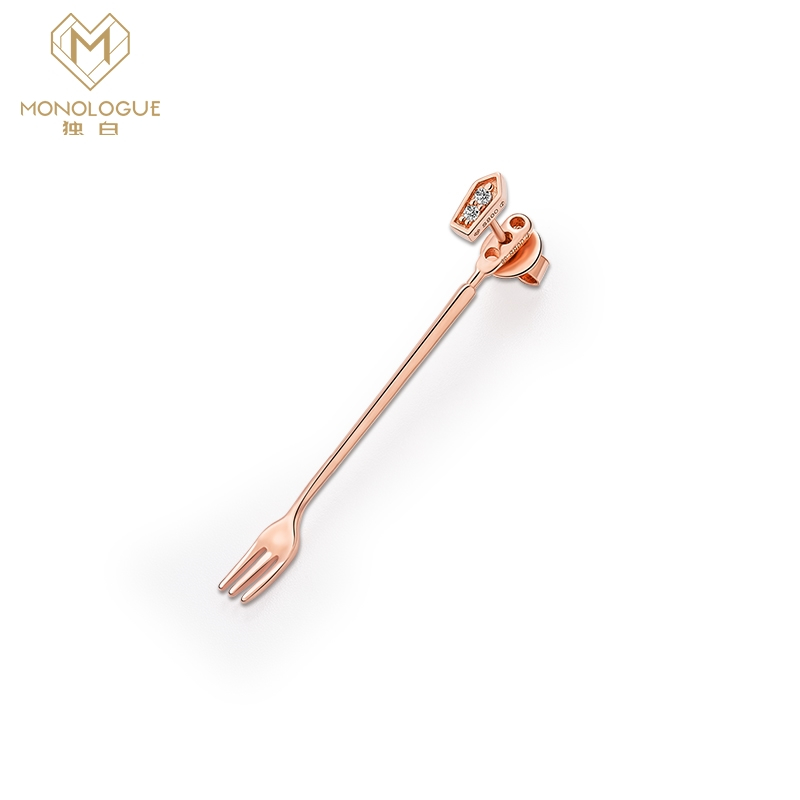 周大福MONOLOGUE独白早餐可爱叉子银托帕石耳钉(单只)MA739精品