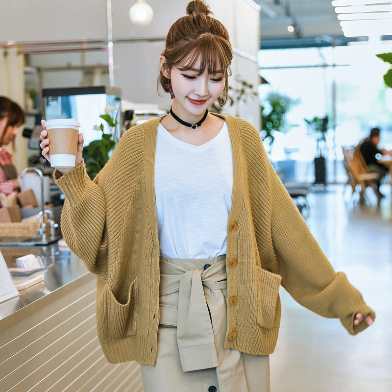 韩都衣舍2018新款女装春装韩版宽松V领毛衣开衫针织衫JM8156蒖