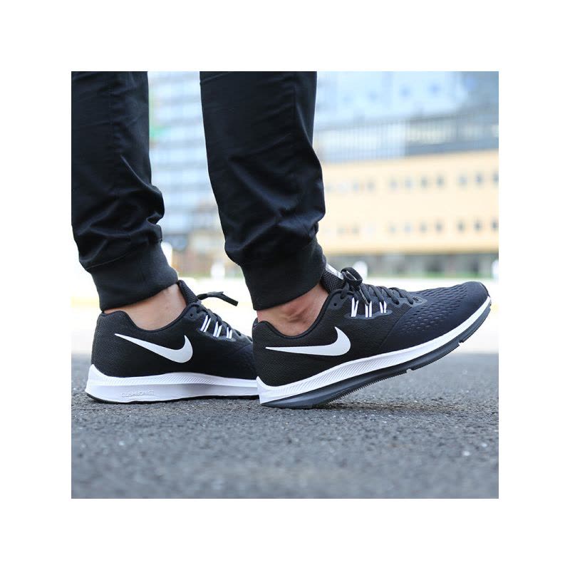 NikeZoomWinflo4黑白男子缓震轻便跑步鞋898466-001图片