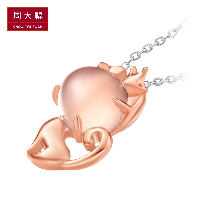 schl-周大福珠饰CoCo Cat 猫金粉女王18K金芙蓉石吊坠NX974