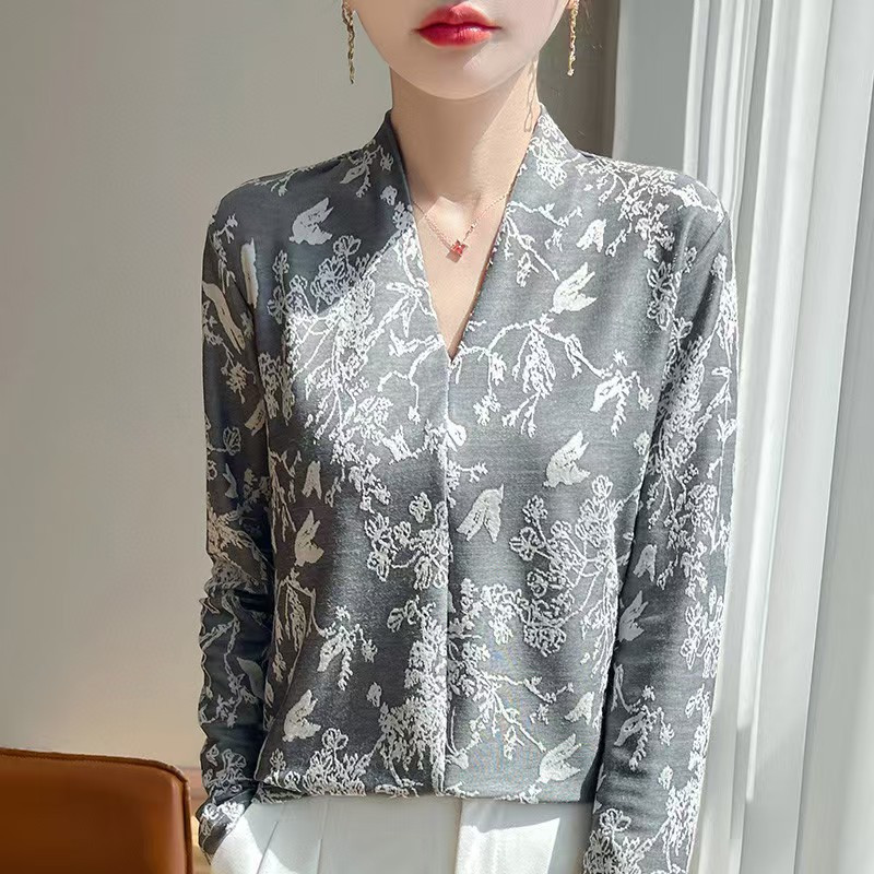 25年春夏新款莱赛尔天丝V领针织衫长袖法式设计感蕾丝提花打底衫