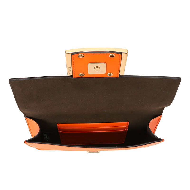 FENDI BAGUETTE 女士扁平单肩包 8BS039