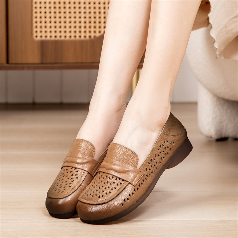 夏季新款真皮牛筋软底妈妈鞋休闲平底镂空女单鞋中老年洞洞凉鞋女