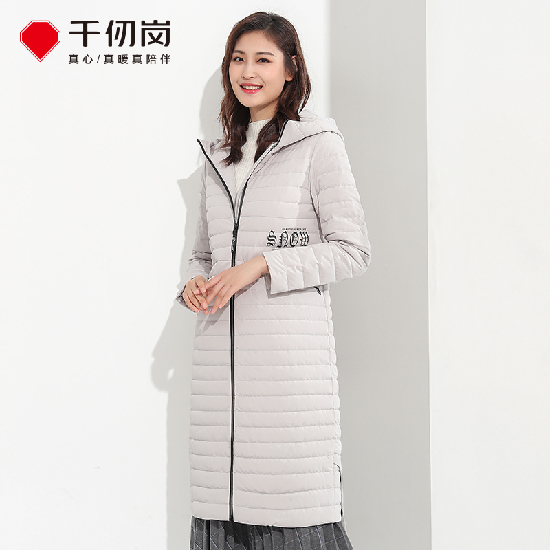 千仞岗连帽羽绒服女中长款韩版长过膝字母印花冬季大牌外套