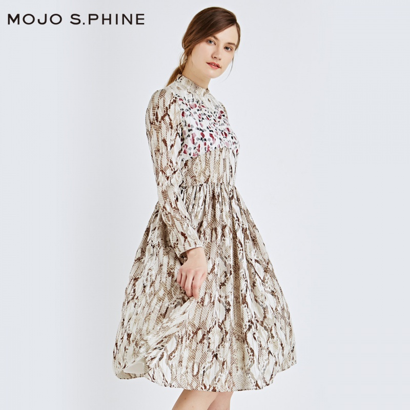MOJOS.PHINE/莫佐早春专柜时尚蛇纹拼接百褶连衣裙MJ15403WOP176