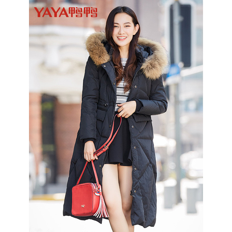 鸭鸭秋冬新款女装毛领连帽加长加厚修身羽绒服女长款b56257