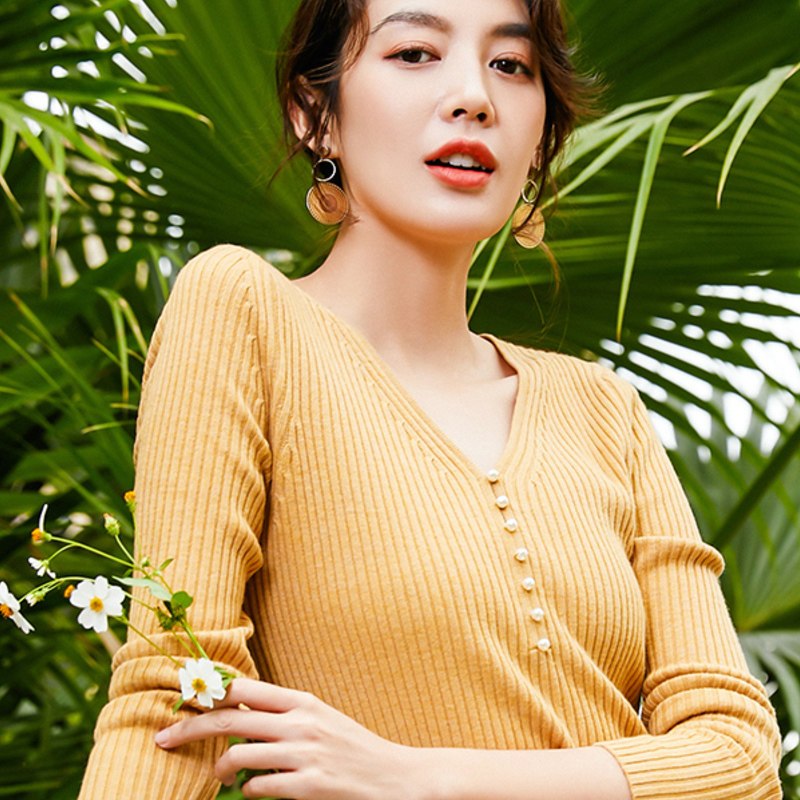 恒源祥重工针织衫女春打底毛衣修身坑条弹力衫V领针织扣装饰