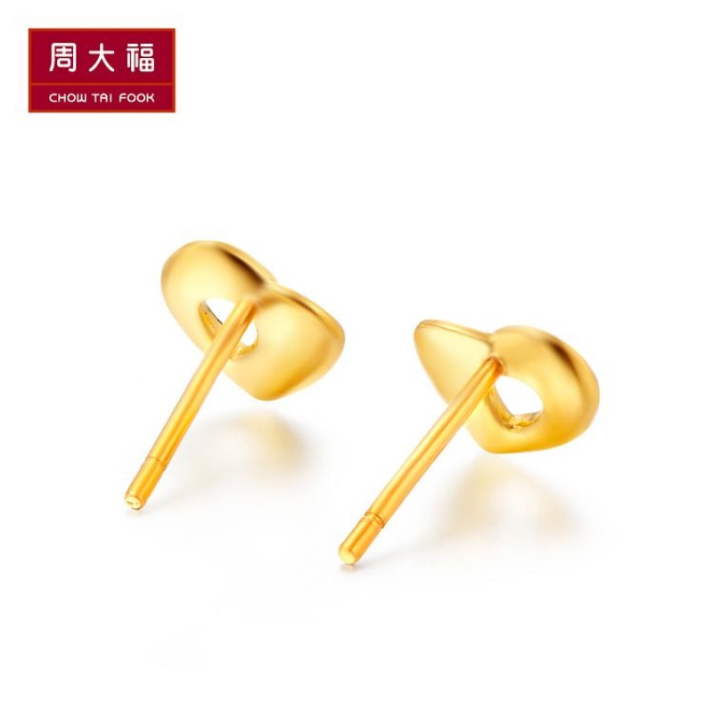 周大福优雅心形足金黄金耳钉经典版计价(足金工费48元)F161062