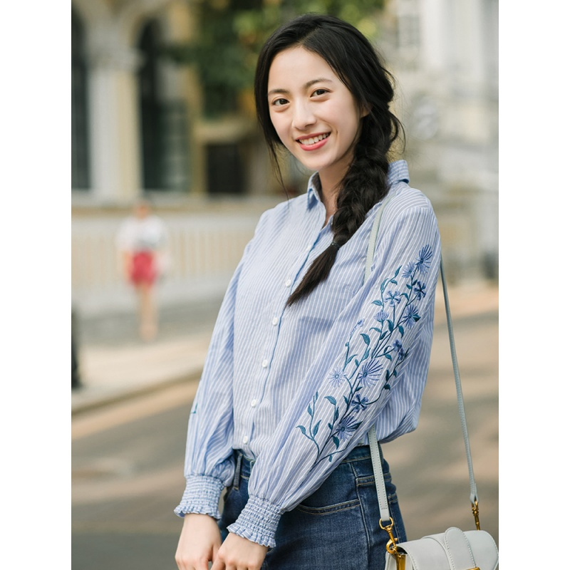 茵曼秋装新款翻领绣花宽松休闲灯笼袖蓝衬衫女衬衣长袖