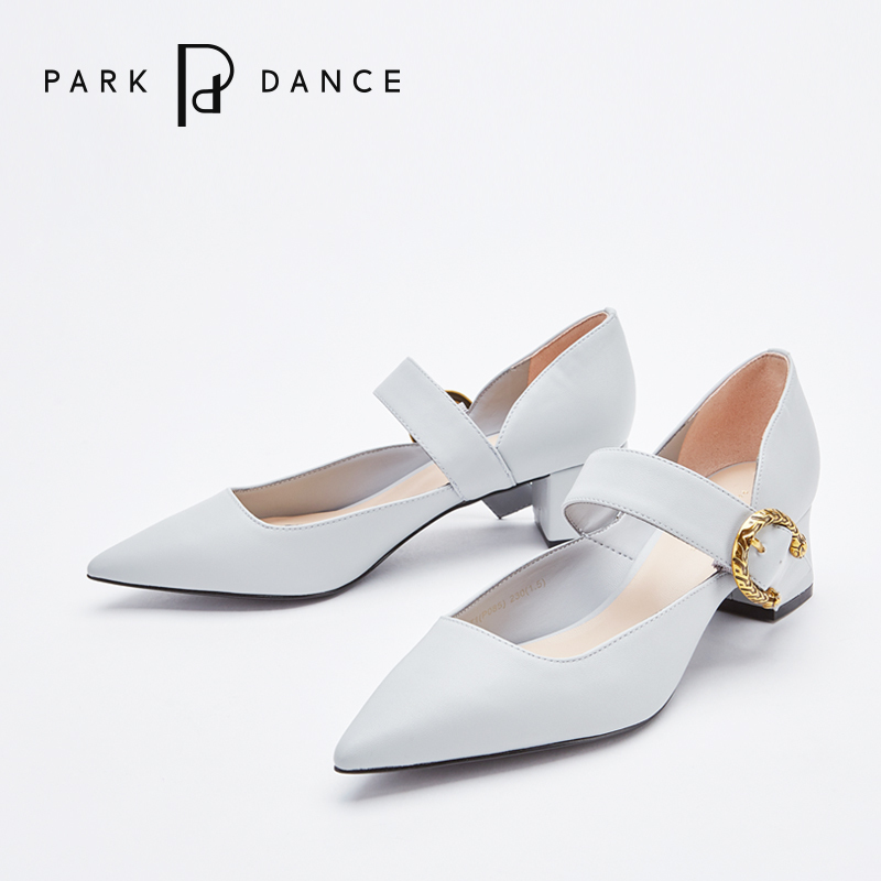 park dance2018秋季尖头女鞋皮带扣带中空粗跟单鞋镶金扣时尚