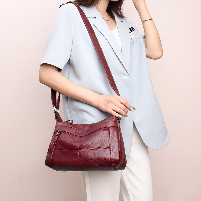 斜挎包女大容量中老年妈妈包2022新款潮流复古软面单肩包女包