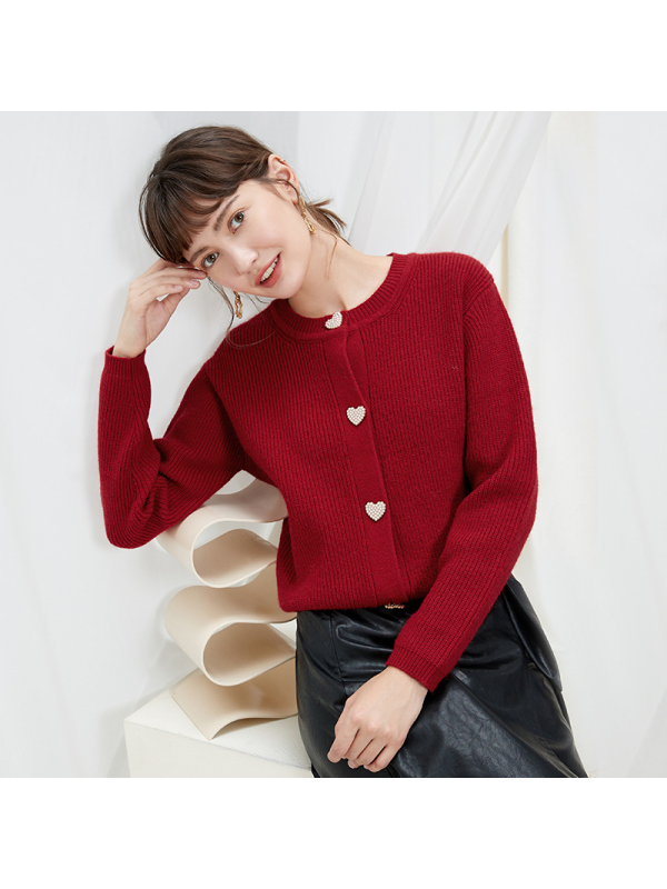 伊布都ibudu2020冬季新款圆领爱心纽扣短款直筒长袖针织衫毛衣女