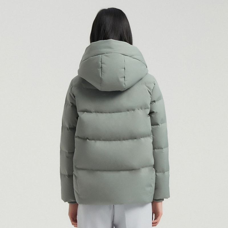 波司登女式羽绒服短款休闲O版加宽妈妈装宽松外套大码高级感反季