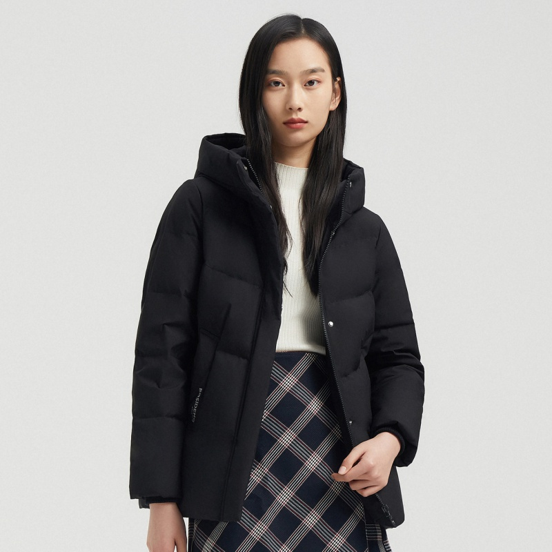 波司登女式羽绒服短款休闲O版加宽妈妈装宽松外套大码高级感反季
