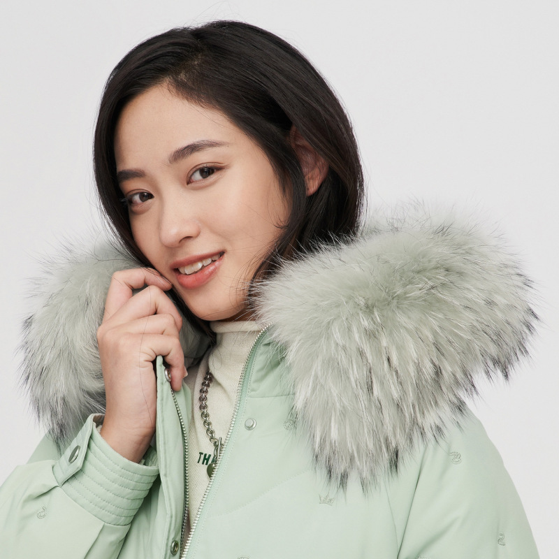 波司登女士时尚廓形貉子毛领刺绣连帽加厚羽绒服B101452