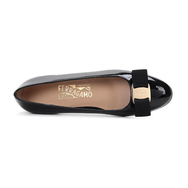 Salvatore Ferragamo 萨瓦托·菲拉格慕 女士亮面牛皮蝴蝶结粗跟鞋 0574572